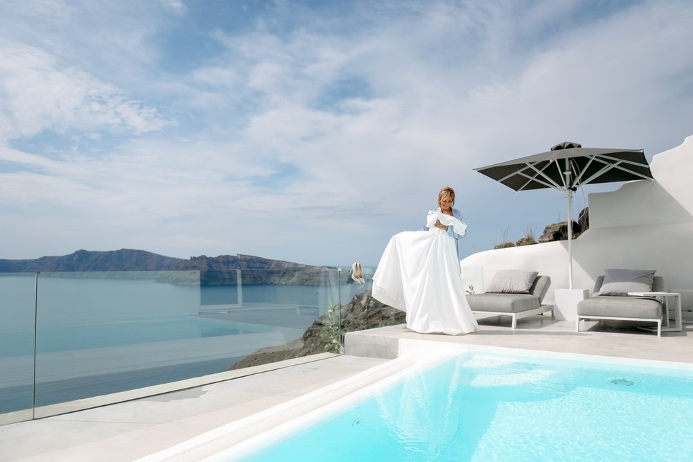 bride morning santorini