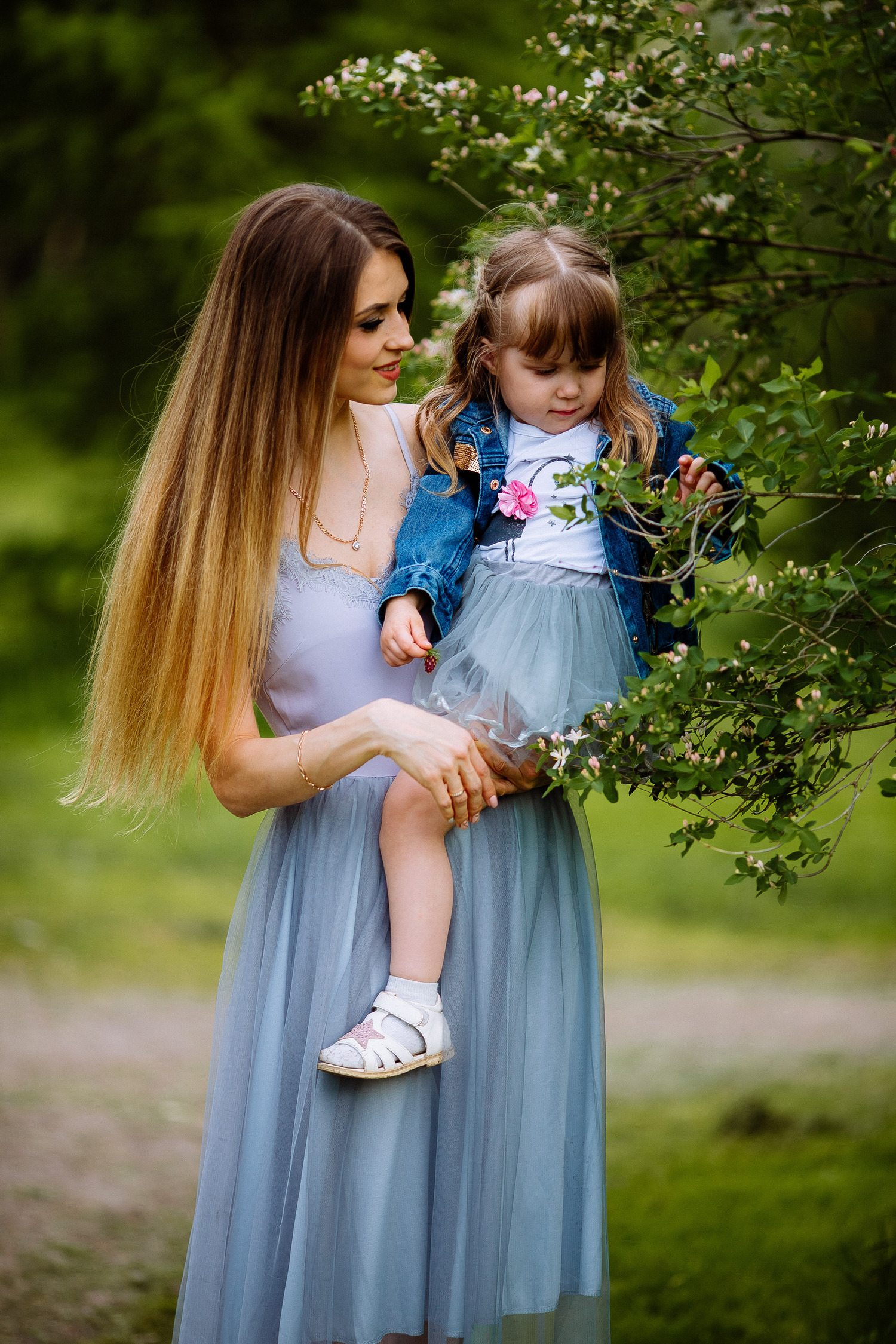 Прогулка в яблоневом саду