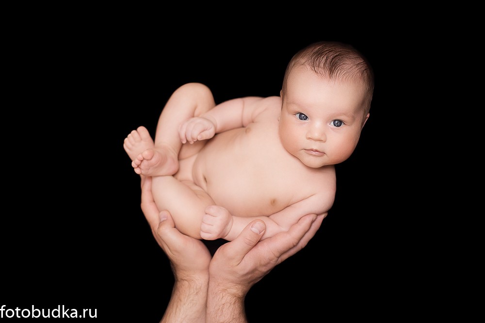 Руки родителей крупно