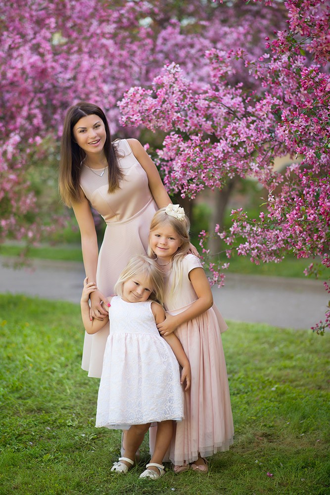 фотосессия в яблоневом саду, цветущий сад, розовый, одежда, фемили лук