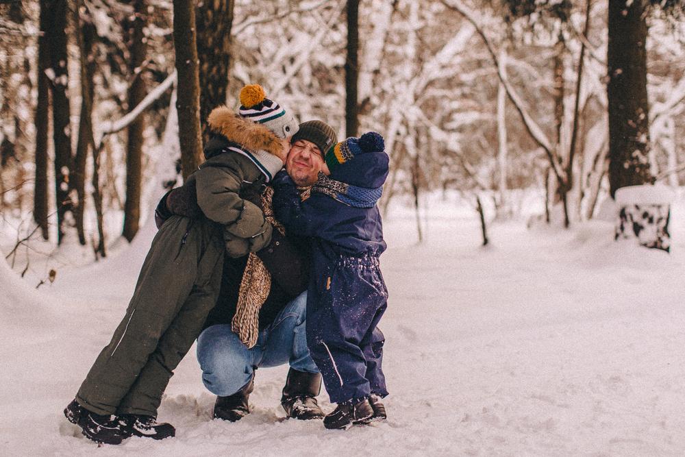 Семейная прогулка в зимнем лесу