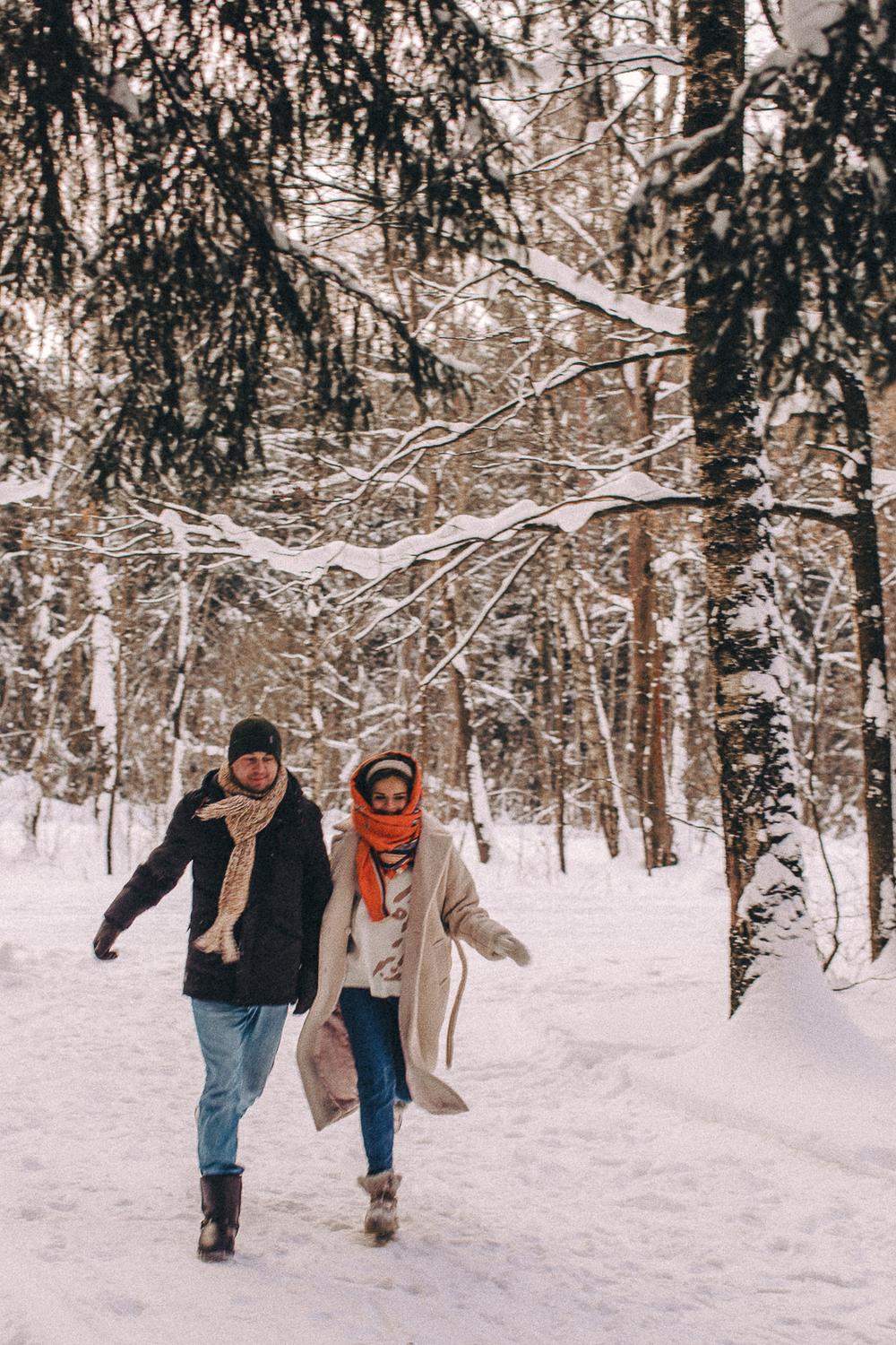 Семейная прогулка в зимнем лесу