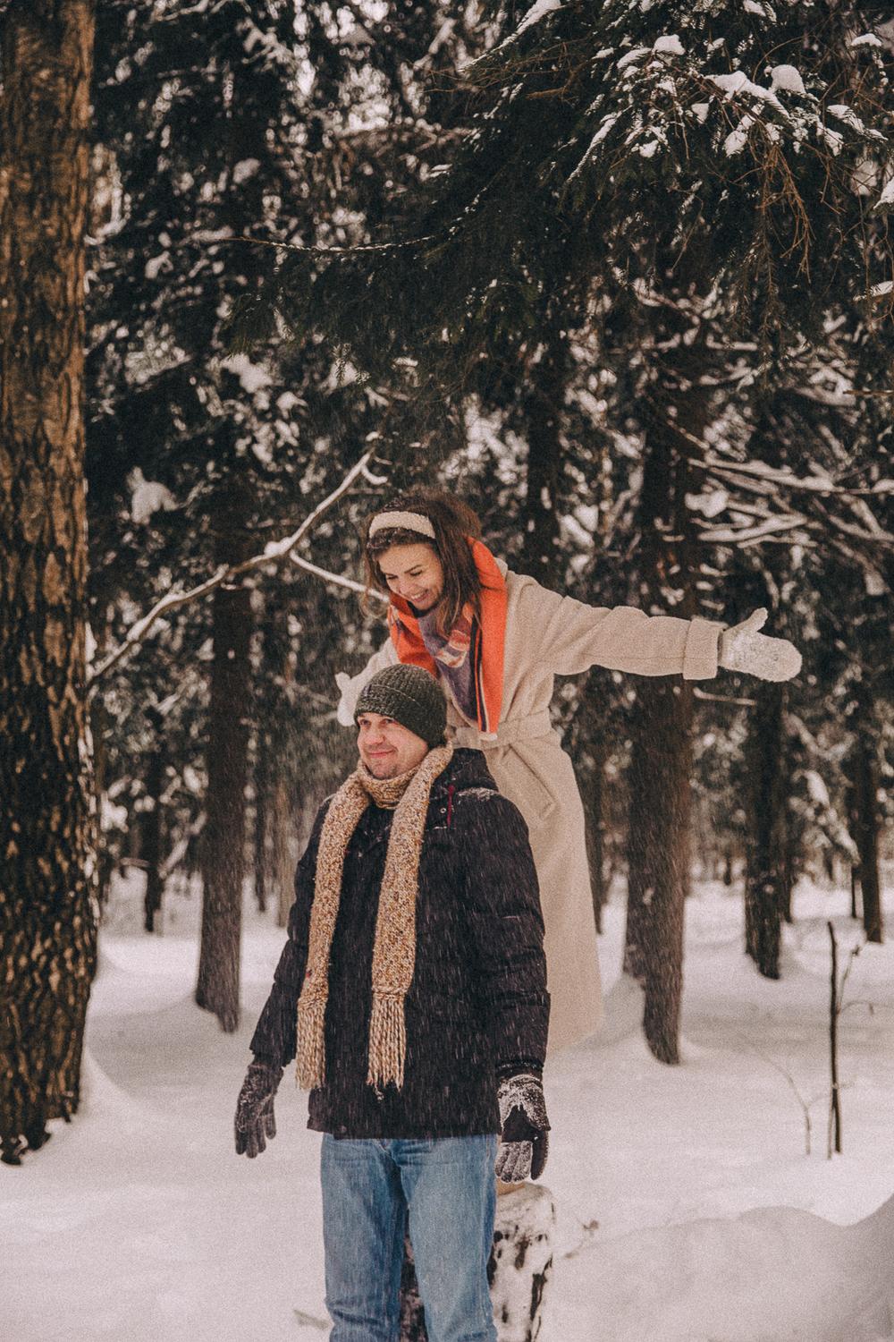 Семейная прогулка в зимнем лесу