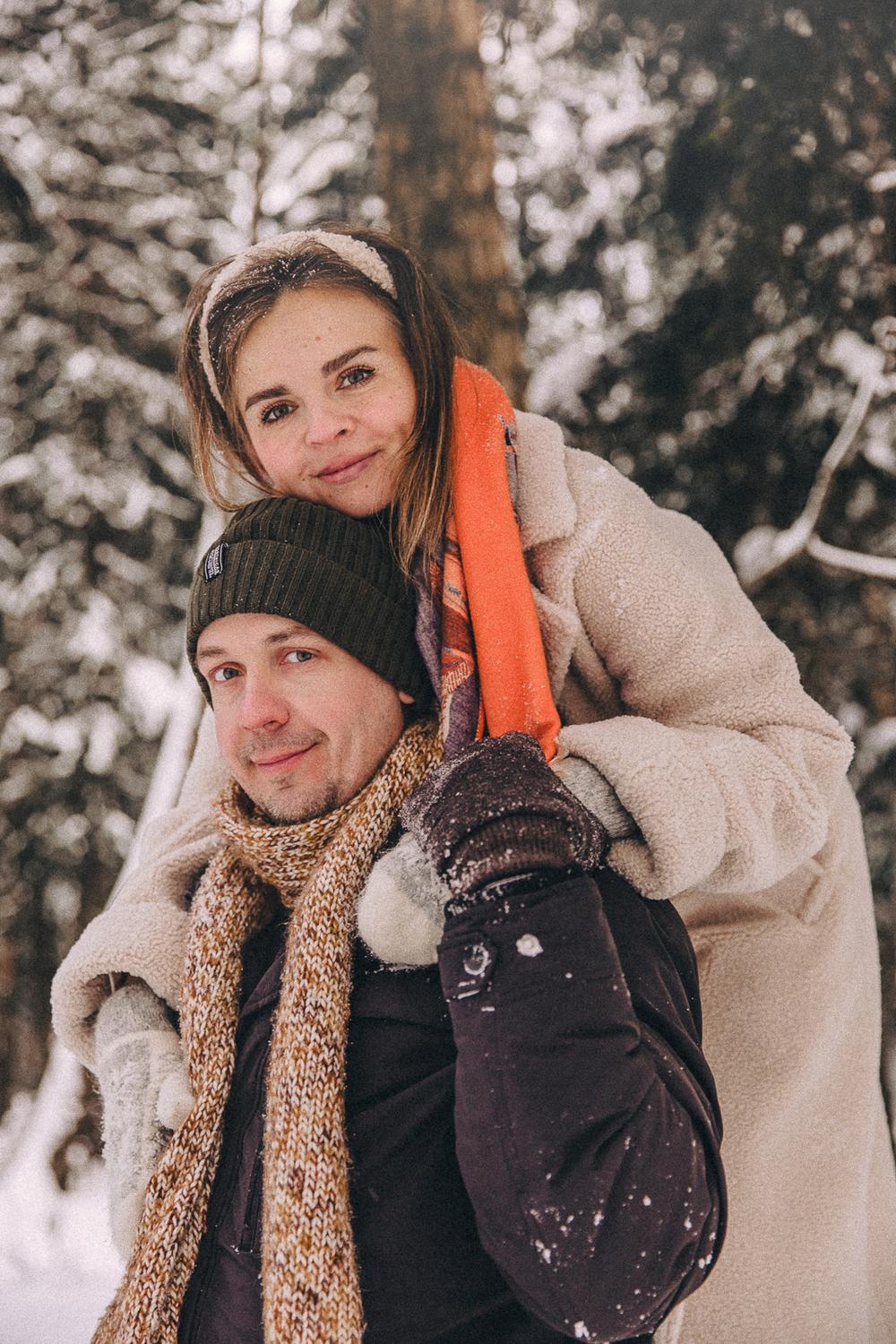 Семейная прогулка в зимнем лесу