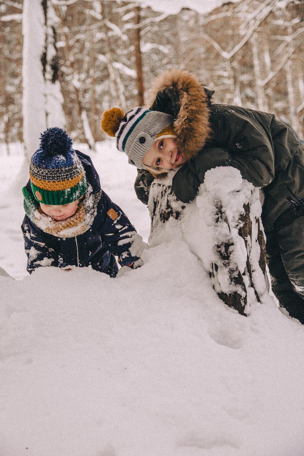 Семейная прогулка в зимнем лесу
