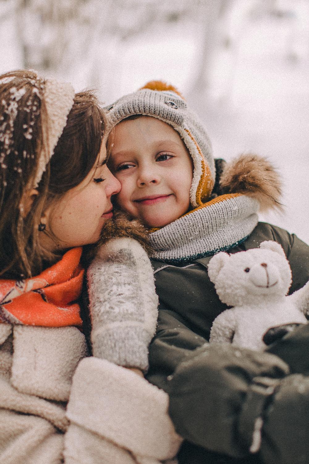 Семейная прогулка в зимнем лесу