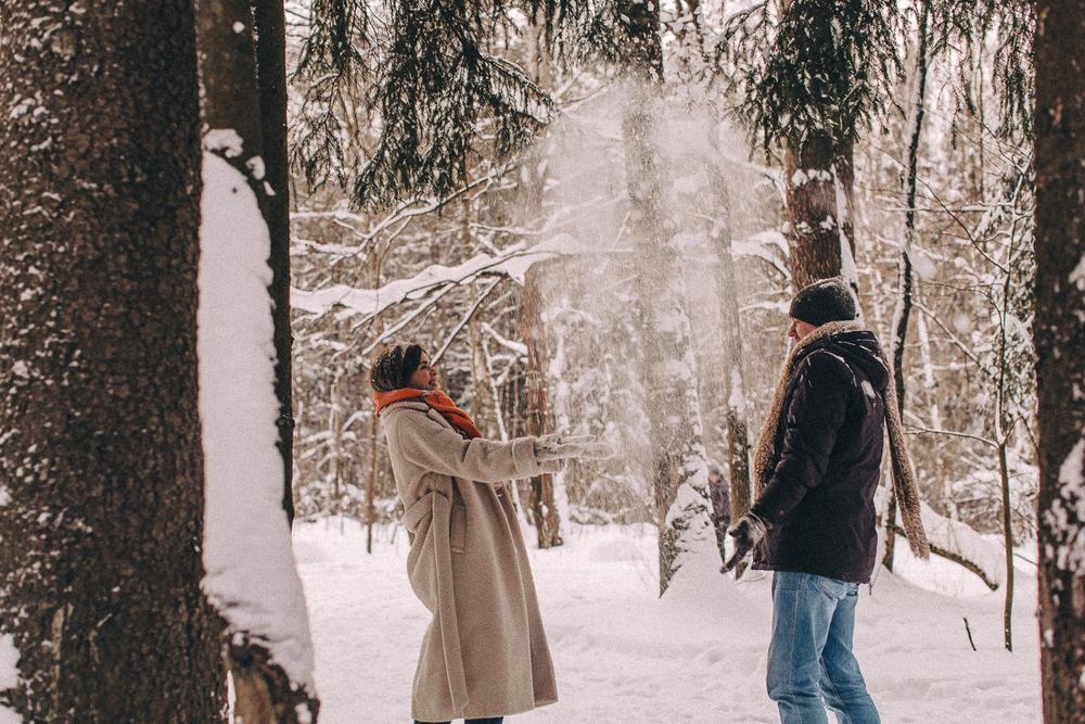 Семейная прогулка в зимнем лесу