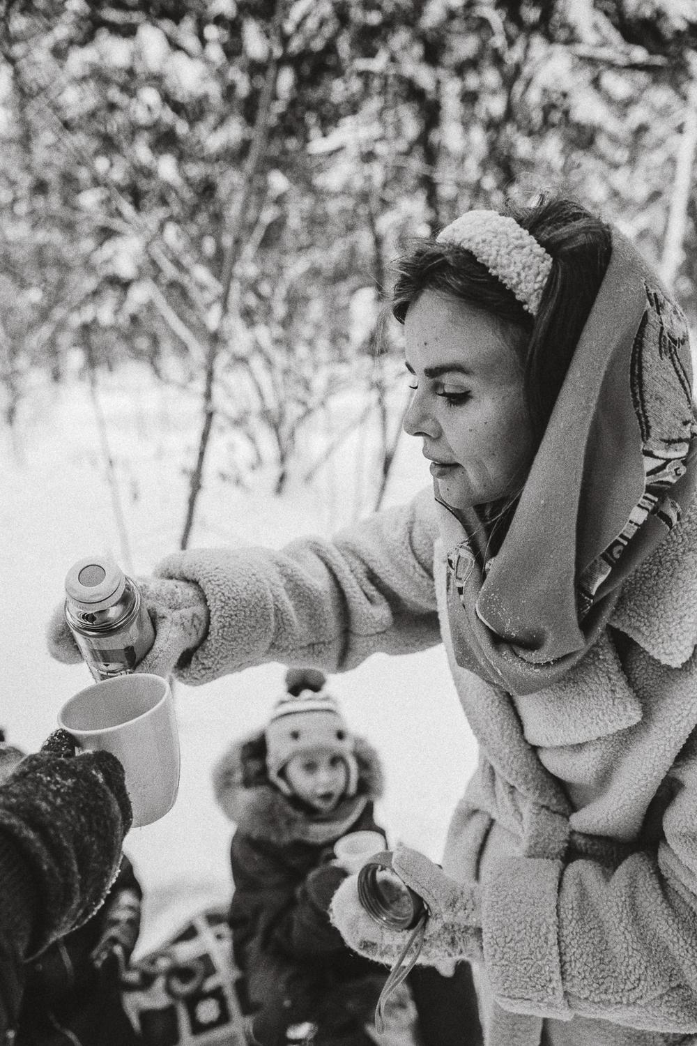 Семейная прогулка в зимнем лесу