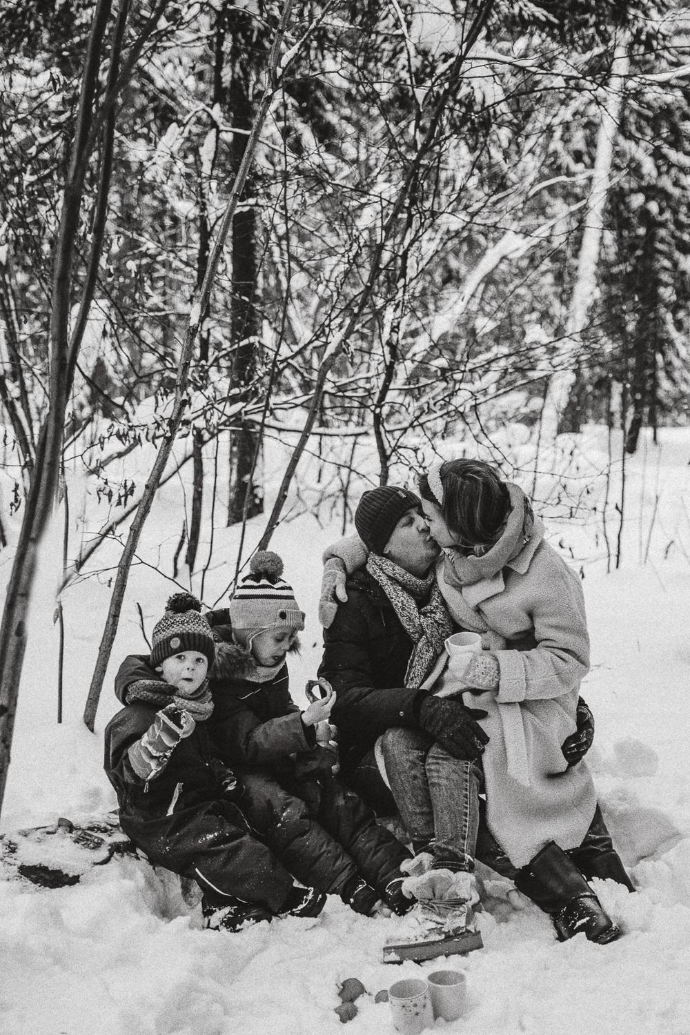 Семейная прогулка в зимнем лесу
