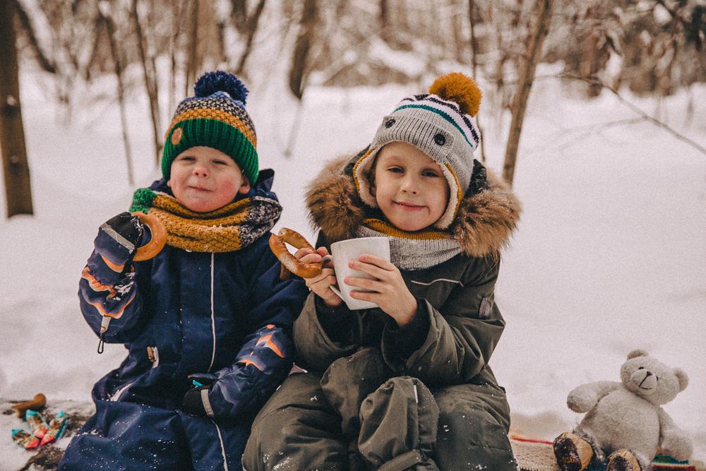 Семейная прогулка в зимнем лесу