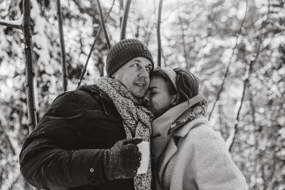 Семейная прогулка в зимнем лесу