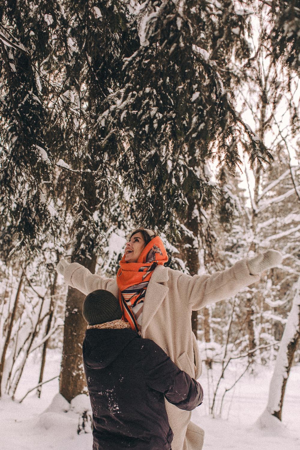 Семейная прогулка в зимнем лесу