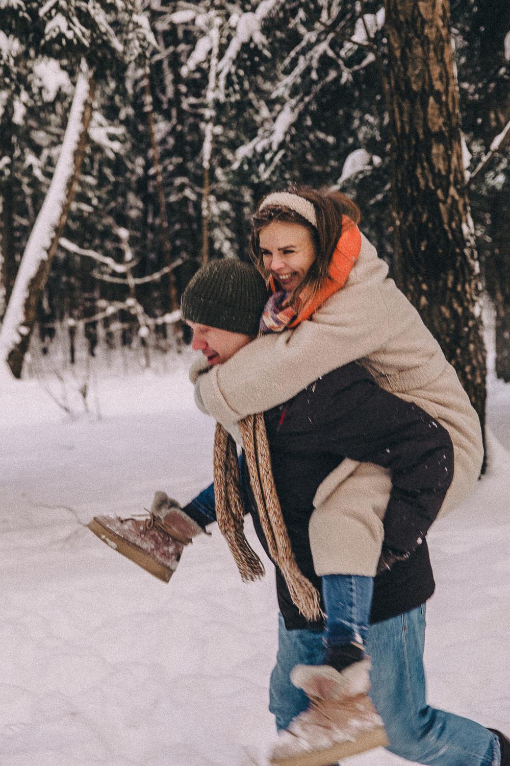 Семейная прогулка в зимнем лесу