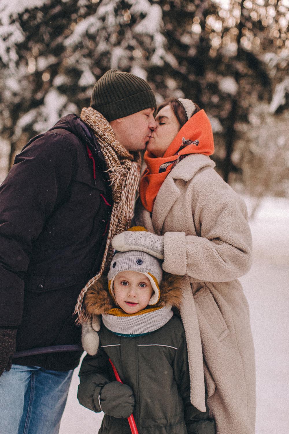 Семейная прогулка в зимнем лесу