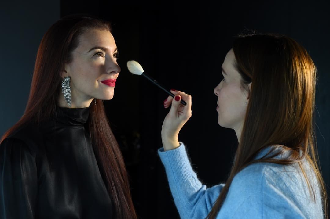 Trucco per la cantante e l'attrice Chrysta Bell