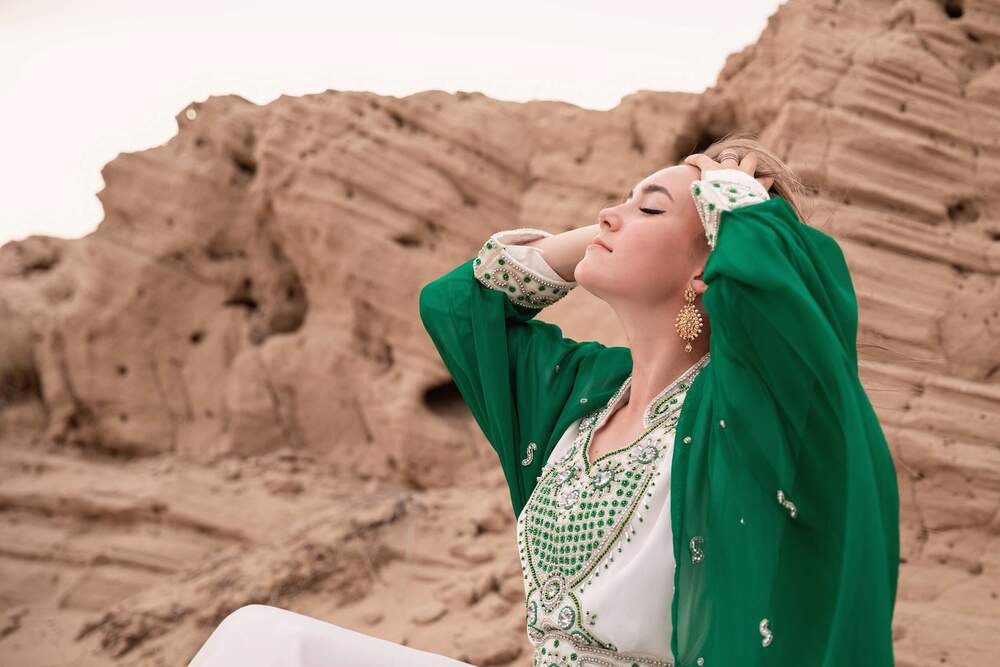 Desert photoshoot in Dubai with traditional Arabic Dresses