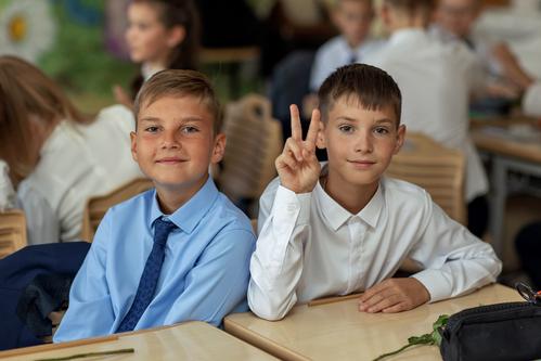 Школьники