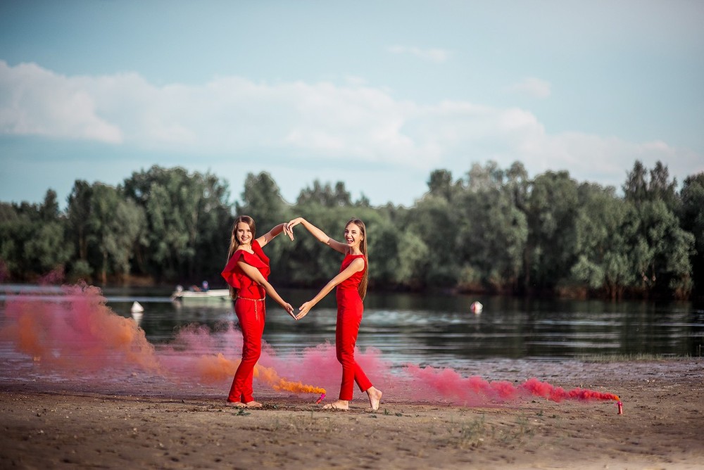 Детская фотосессия - Девочки в красном