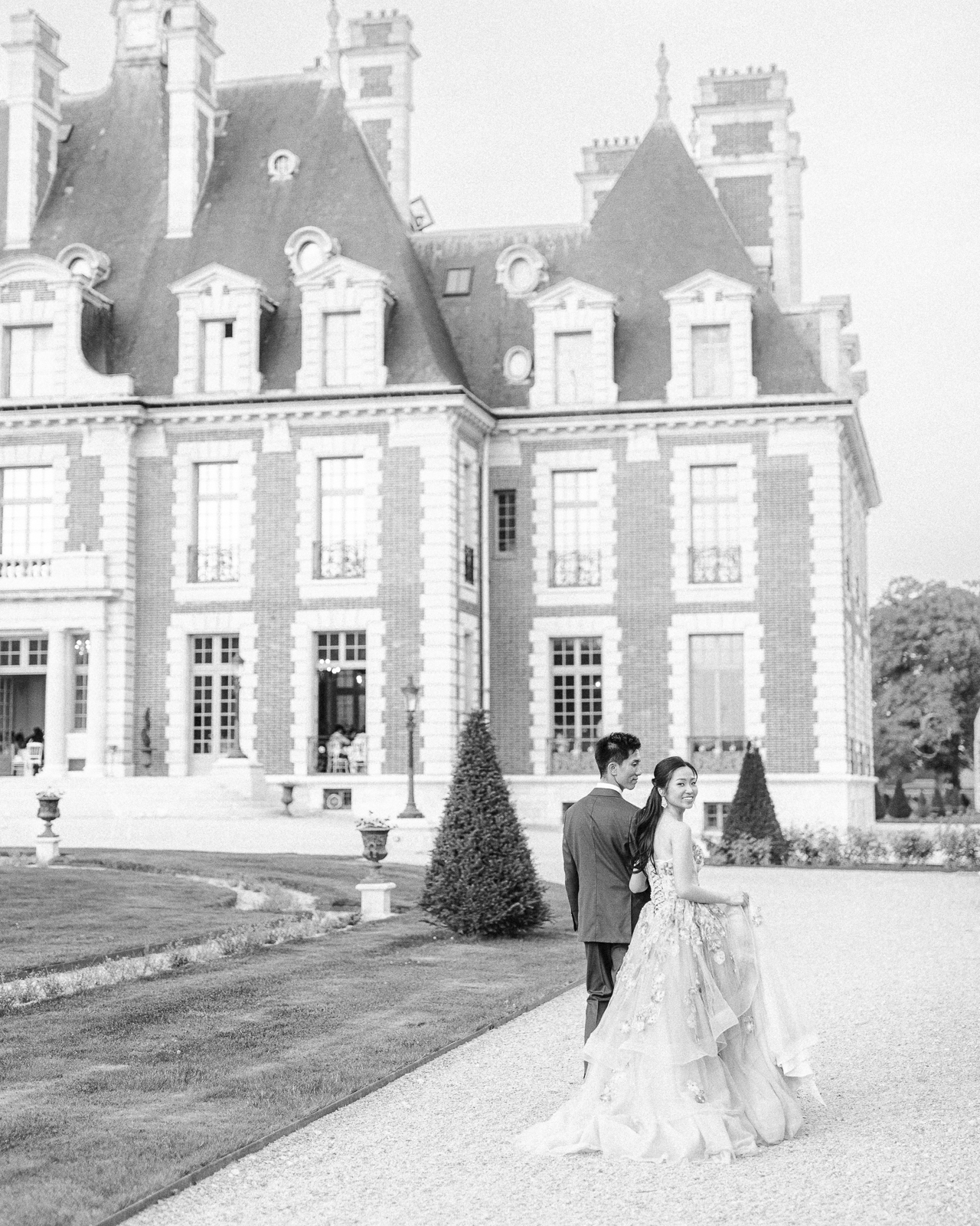 Emily and Thomas wedding at Chateau de Nainville-les-Roches France