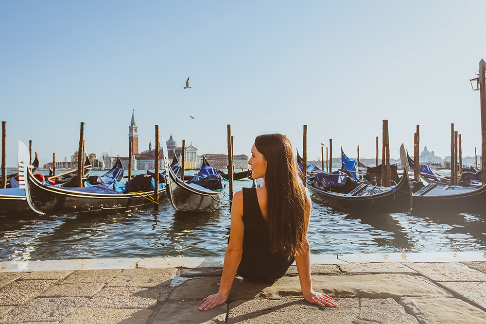 девушка в Венеции на набережной