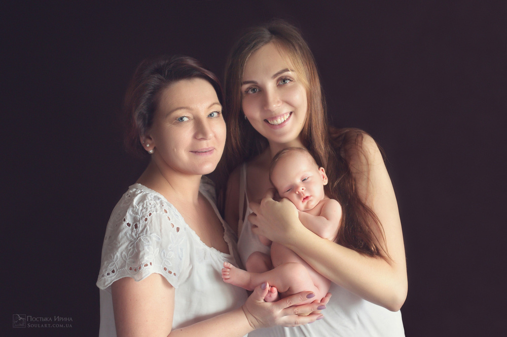 новорожденный с мамой и бабушкой newborn Постыка