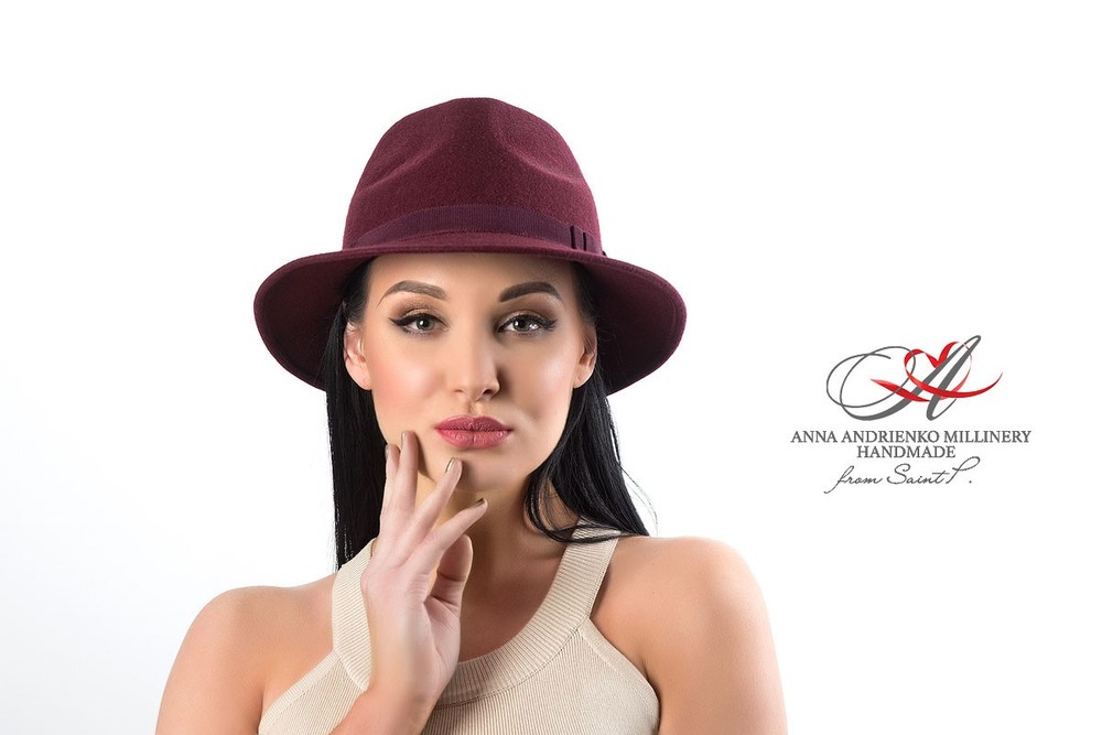 https://www.annamillinery.com/headwear/fetrovaja-zhenskaja-shljapa-fedora-vishnevaja-istorija