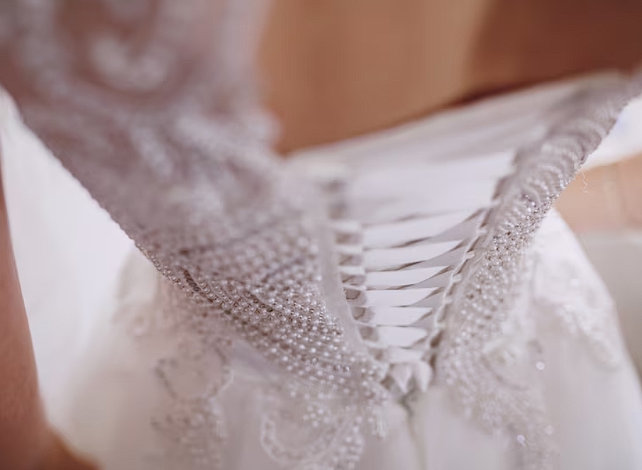 How to Choose a Second Dress for the Reception: Stylish Bridal Guide