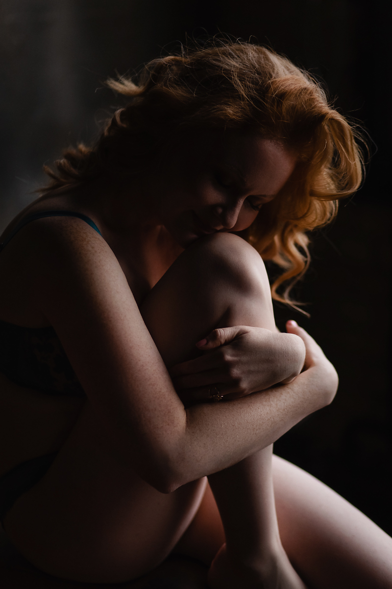 Іш киімдегі жігіттердің бау таққан қыздардың суреттері